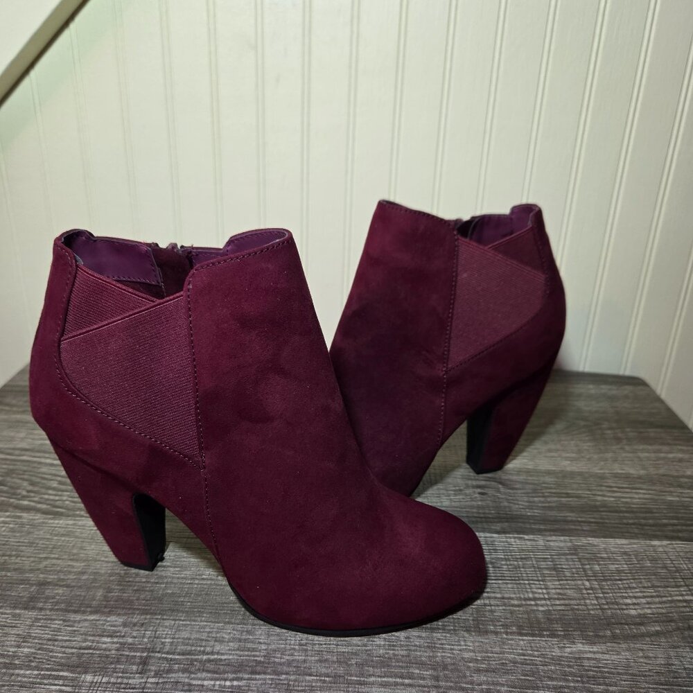 Candies heeled ankle boot size 10M Burghandy